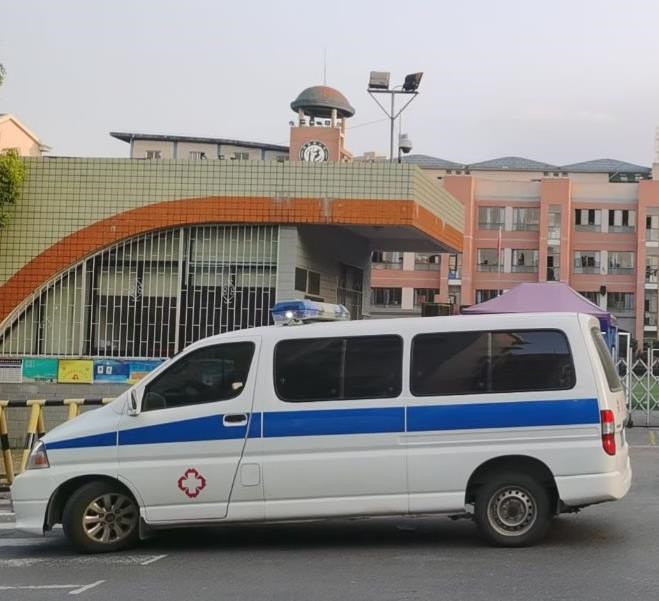 郊区救护车出租护送骨折病人一公里多少钱